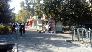 Законно ли на тротуаре ул.Юнусалиева рядом с «Космопарком» установлены торговые павильоны? - бишкекчанин (фото)