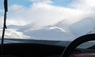 Фото — Выпавший снег на перевале Долон