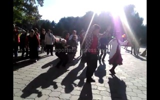 В Бишкеке пенсионеры станцевали под латино-американскую музыку <i>(видео)</i>