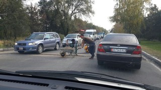 Траншея на ул.С.Каралаева на проезжей части создает пробки? - водитель (фото, видео)