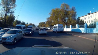 На перекрестке Жукеева-Пудовкина—Ахунбаева 5 авто выехали на встречную полосу (видео)