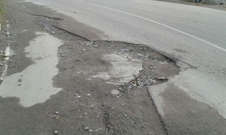 Читатель просит отремонтировать разрушенный участок дороги на перекрестке Никитина-Осмонкула, которая создает опасность водителям (фото)