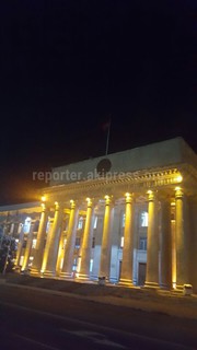 Флаг Кыргызстана над Домом правительства в нарушение закона о госсимволах не освещается ночью, - читатель <i>(фото)</i>