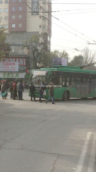 Пассажиры и прохожие помогли сдвинуть троллейбус №17, застрявший на перекрестке, - читатель <i>(фото)</i>