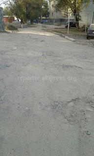 На ул.Тыныстанова свосточной стороны музыкального училища дороги находятся в плохом состоянии, - читатель (фото)