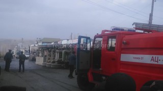 Фото — В городе Исфана на ходу перевернулся бензовоз с соляркой и задел много автомашин
