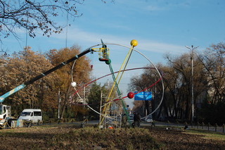 Фото — Обновленная «Планетарная модель атома» у Академии наук в Бишкеке
