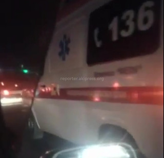 Карета скорой помощи с включенными световыми сигналами стояла в пробке на перекрестке Байтик баатыра-Ахунбаева, - читатель <i>(видео)</i>