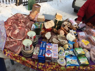В Бишкеке на проспекте Манаса продают молочные продукты на одном прилаве с сырым мясом, - читатель (фото)