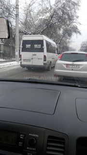 Читатель просит принять меры в отношении водителей, выезжающих на ул.Московскую по встречной полосе для троллейбусов (фото)