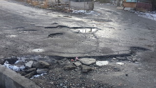 На пересечении улиц Каралаева и Куттубаева в Бишкеке уже 6 лет не проводили ямочный ремонт, - читатель <i>(фото)</i>