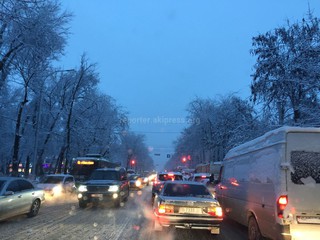 Фото — Состояние дорог и дорожное движение в Бишкеке после снегопада
