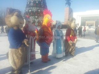 Фото — Нашествие Дедов Морозов, петухов и бурундуков на площадь Ала-Тоо