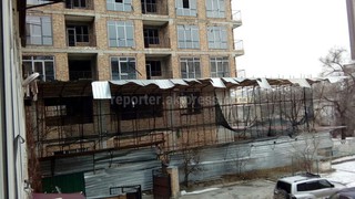 Деформированные козырьки 16-этажного строящегося дома на Токтогула-Исанова в Бишкеке угрожают жизни людей, - читатель (фото)