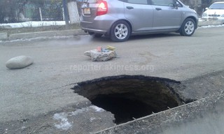В мкр Толойкон города Ош провалился кусок дороги <i>(фото)</i>
