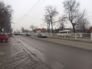 В районе Кызыл-Аскера поставили разделитель на дорогу, светофор выключили, пешеход перекрыли, тем самым создав опасность жизни пешеходов, - читатель (фото)