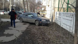 На тротуаре недалеко от Чокморова-Панфилова припаркован автомобиль
