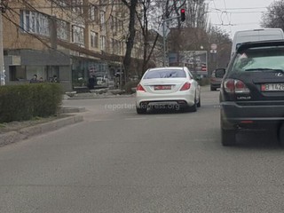 Автомашина диппредставительства нарушила ПДД на ул.Московской (фото)