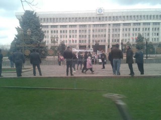 Возле Белого дома собралась группа людей в поддержку С.Жапарова <i>(фото)</i>