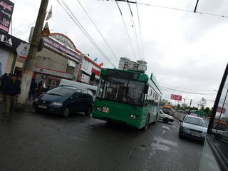 Ошко жаңы алынган троллейбус бузулуп көчөдө токтоп турат, - окурман <i>(фото)</i>
