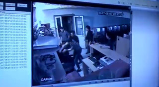 Видео – В интернет-клубе Бишкека 5 парней избили посетителя