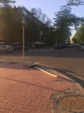 На перекрестке Токтогула-Раззакова сбили новый пешеходный знак, - читатель