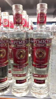 В крупных супермаркетах продается водка с национальным флагам Кыргызстана, - читатель (фото)