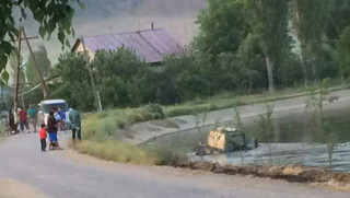 В Бакай-Атинском районе в канал упал трактор <i>(фото)</i>