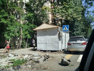 Законно ли установлен павильон на пересечении улиц Тыныстанова и Жумабека? - бишкекчанин (фото)