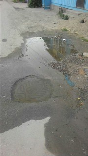Возле дома №242 ул.Манаса прорвало трубу и вода стекает по асфальту, - бишкекчанин (фото)