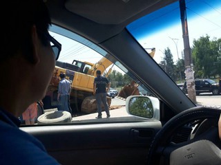 На ул.Шабдан Баатыра в Бишкеке спецтехника выпала из грузовика во время транспортировки <i>(фото)</i>