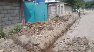 По ул.Аммосова жители выкопали траншею на дороге для канализации, а закапывают без уплотнения, - читатель (фото)