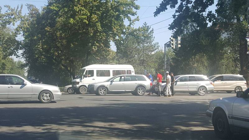 Фото — В центре Бишкека столкнулись «Субару» и «Ауди»
