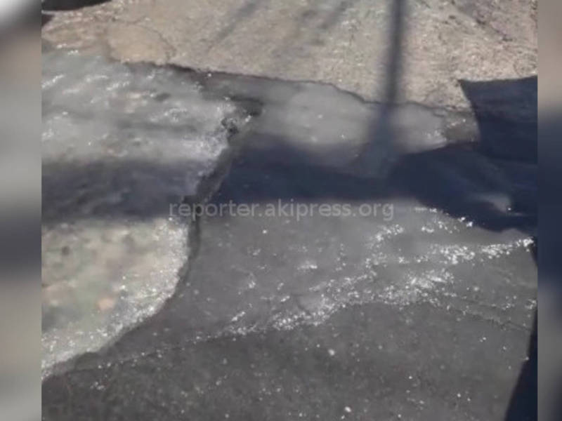 На участке улицы Ибраимова арычная вода топит дорогу (видео)