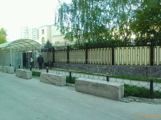 Мэрия Бишкека прокомментировала вопрос читателя о законности размещения на пешеходном тротуаре приемной посольства РФ в КР