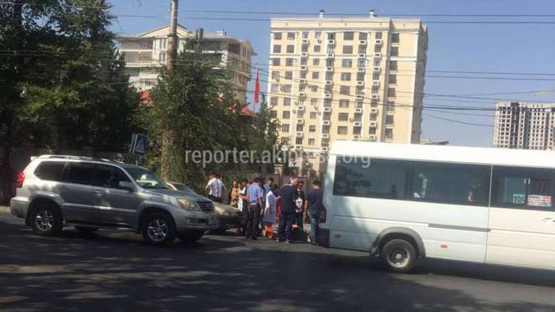 На Тыныстанова-Московской таксист сбил женщину