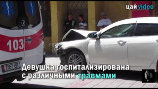 В центре Бишкека столкнулись маршрутка и легковая машина <i>(видео)</i>