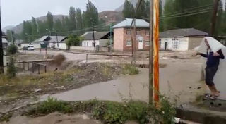 В сельском округе Орозбекова Кадамжайского района сошли селевые потоки (видео)