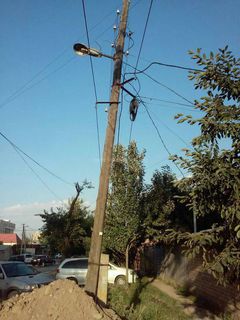 На перекрестке Кулатова-Ашхабадской в Бишкеке накренились электростолбы, - читатель (фото)