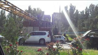 На ул.Шабдан Баатыра «Гольф» врезался в застрявший в ограничителе грузовик <i>(фото)</i>