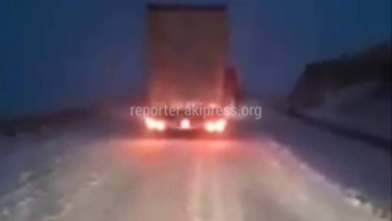 На перевале Ак-Бейит в Ат-Башинском районе водители большегрузных авто самостоятельно борются с гололедом