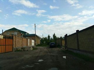 Осенью огороженный палисадник перед домом №30 на ул.Репина будет добровольно приведен в первоначальное состояние, - мэрия Бишкека