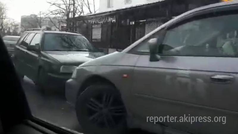 На Айтматова-Жаманбаева столкнулись «Фольксваген» и «Хонда» (видео)