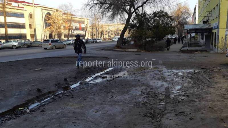 Бишкекчанин жалуется на лужи, которые постоянно образовываются на тротуаре ул.Фучика (фото)