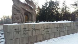 Памятник воинам Великой Отечественной войны в Токмоке расписан вандалами