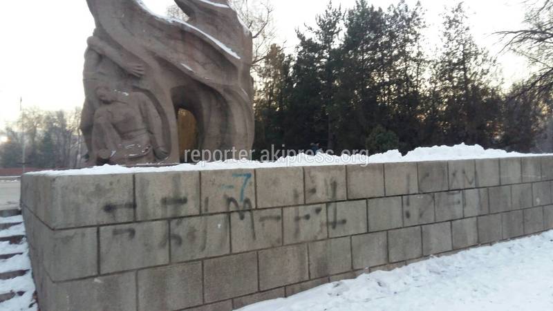 Памятник воинам Великой Отечественной войны в Токмоке расписан вандалами