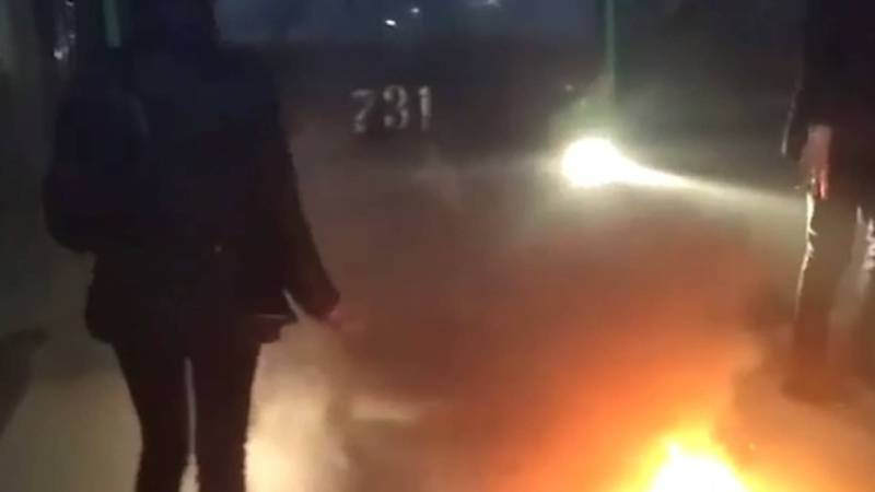 Видео — В Бишкеке загорелся троллейбус №7, его успели потушить