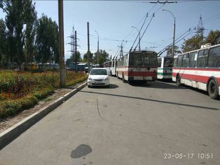 В мкр Аламедин-1 легковые машины паркуются на конечной троллейбусов (фото)