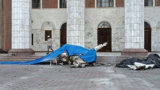 Вандализм государственного уровня: Бишкекчане недовольны ходом реставрации Театра оперы и балета