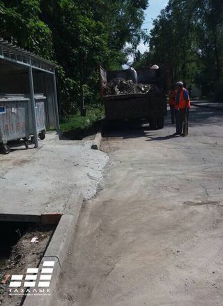 Сотрудники «Тазалыка» убрали строительный мусор в 8 мкр